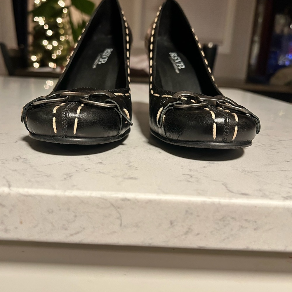RSVP Collection Contrast Stitch Buckle hardware black leather pumps 8.5 classic - Picture 12 of 13